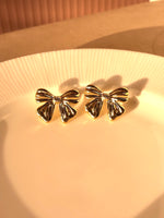 Load image into Gallery viewer, Ribboned elegance Earrings
