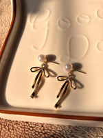 Load image into Gallery viewer, Bowtiful pearl Earrings
