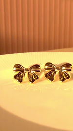 Load and play video in Gallery viewer, Ribboned elegance Earrings
