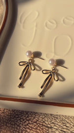 Load and play video in Gallery viewer, Bowtiful pearl Earrings
